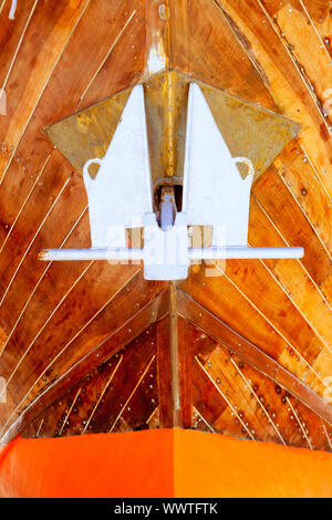 Anker-Detail in silberner Farbe auf einem hölzernen Rumpf-Boot Stockfoto