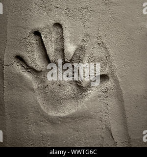 Hand auf Zement Mörtel Mauer mit Schatten Relief print Stockfoto