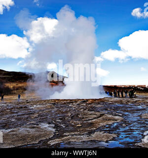 Isländische Geysir bricht mit blauen Himmel im Hintergrund Stockfoto