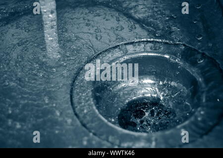 Wasserdurchfluss in den Abfluss in der Küche Stockfoto