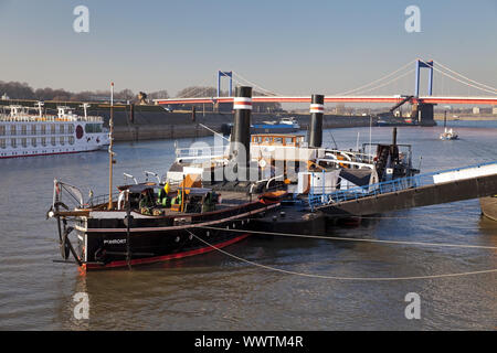 Museum Schiff Oskar Huber und brigde Friedrich-Ebert-Brücke über den Rhein, Duisburg, Deutschland Stockfoto