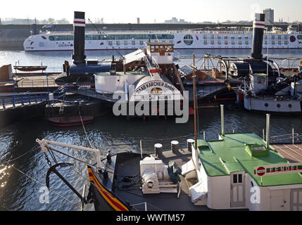 Museum Schiff Fendel 147 und Oskar Huber und den Fluss Kreuzfahrtschiff A-ROSA, Duisburg, Deutschland Stockfoto