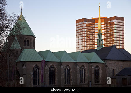 Dom und Rathaus in der Abendsonne, Essen, Nordrhein-Westfalen, Deutschland, Europa Stockfoto