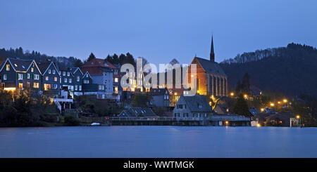 Tiefkühllager See Beyenburger Stausee mit Kirche St. Maria Magdalena in der Blauen Stunde, Wuppertal Stockfoto