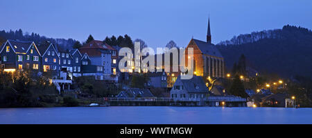 Tiefkühllager See Beyenburger Stausee mit Kirche St. Maria Magdalena in der Blauen Stunde, Wuppertal Stockfoto