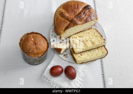 Ostereier auf der Serviette und Kuchen. Stockfoto