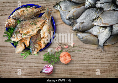 Still life: frittierte und frische Fluss Fisch. Stockfoto