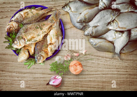 Still life: frittierte und frische Fluss Fisch. Stockfoto