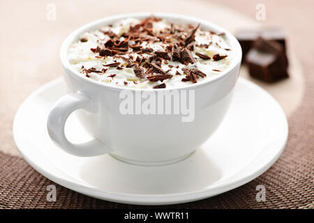 Tasse heißen Kakao mit rasierte Schokolade und Schlagsahne Stockfoto