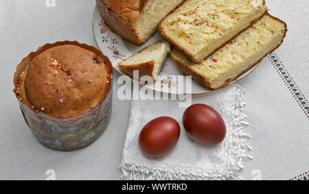 Ostern noch Leben: die bemalte Eier auf der Serviette und Kuchen. Stockfoto