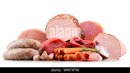 Verschiedene Fleischerzeugnisse einschließlich Schinken und Wurstwaren isoliert auf weißem Hintergrund Stockfoto