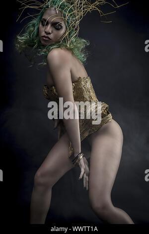 Gottheit, schöne Frau mit grünen Haaren in der goldenen Göttin Rüstung. Fantasy Warrior Stockfoto