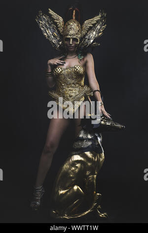 Geist, Gottheit, schöne Frau mit grünen Haaren in der goldenen Göttin Rüstung. Fantasy Warrior Stockfoto