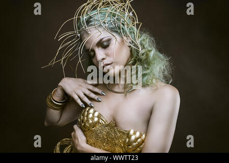 Folklore, Gottheit, schöne Frau mit grünen Haaren in der goldenen Göttin Rüstung. Fantasy Warrior Stockfoto