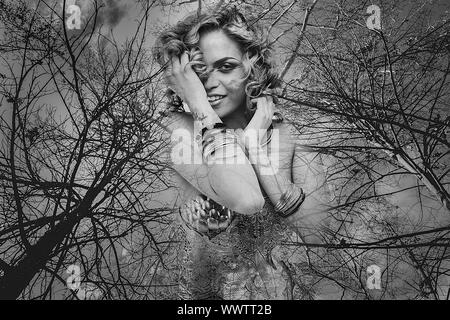 Natur Geist, Gottheit, schöne Frau mit grünen Haaren in der goldenen Göttin Rüstung. Fantasy Warrior Stockfoto