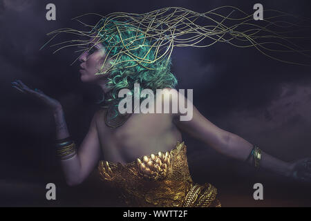 Traum, Gottheit, schöne Frau mit grünen Haaren in der goldenen Göttin Rüstung. Fantasy Warrior Stockfoto