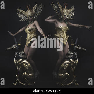 Göttliche, Gottheit, schöne Frau mit grünen Haaren in der goldenen Göttin Rüstung. Fantasy Warrior Stockfoto