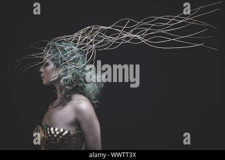 Göttliche, Gottheit, schöne Frau mit grünen Haaren in der goldenen Göttin Rüstung. Fantasy Warrior Stockfoto