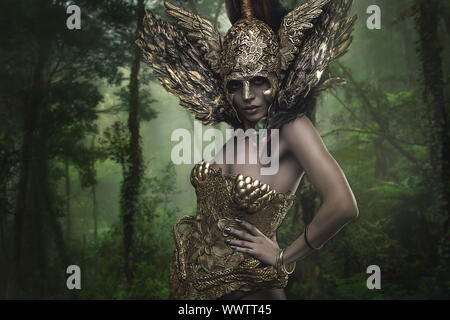 Magische, Gottheit, schöne Frau mit grünen Haaren in der goldenen Göttin Rüstung. Fantasy Warrior Stockfoto
