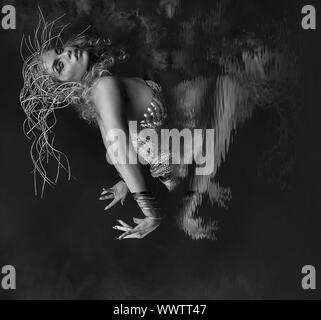 Märchen, Gottheit, schöne Frau mit grünen Haaren in der goldenen Göttin Rüstung. Fantasy Warrior Stockfoto