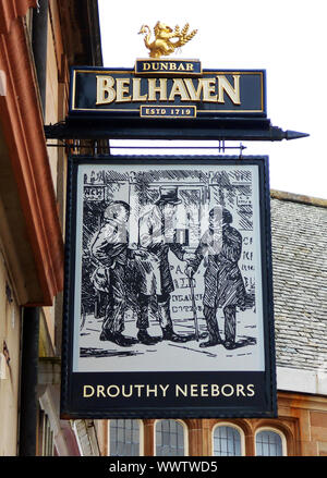 Der Pub Zeichen außerhalb des Drouthy Neebors Public House im Meer Stadt Largs auf den Firth of Clyde, Schottland. Die 2 Worte sind aus der zweiten Zeile des Gedichts von Robert Burns; Tam O' Shanter genommen. Alan Wylie/ALAMY © Stockfoto