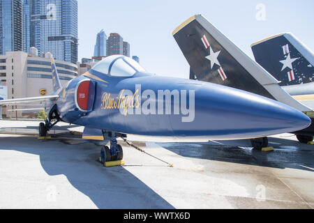 New York, USA - 11. Juni 2019: Grumman F11F-1) F-11 ein Tiger Flugzeuge im Intrepid Sea, Air & Space Museum Stockfoto