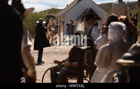 Cowboy in Schwarz Feuer Waffe Gruppe von Banditen Stockfoto