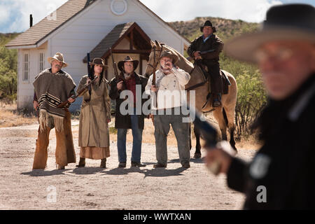 Bande von Outlaws mit Gewehren in den alten amerikanischen Westen Stadt Stockfoto