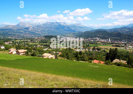 Stadt Spalt und die umliegende Landschaft in den Alpen in Frankreich. Stockfoto