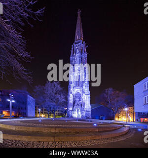 Beleuchtete Kirche Christuskirche bei Nacht mit Platz des europäischen Versprechens, Bochum, Deutschland Stockfoto