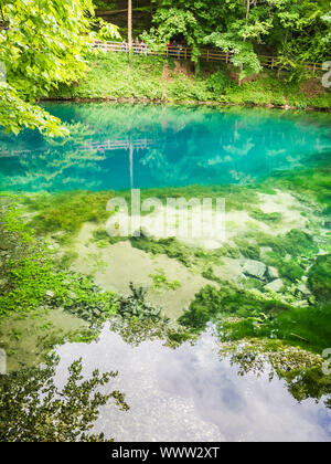 Ein Bild von der schönen Blautopf in Blaubeuren, Deutschland Stockfoto