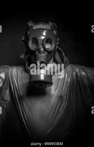 Ebola-Infektion Konzept, Mann mit roten Gasmaske Stockfoto