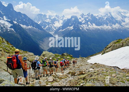 Gruppe der Wanderer in den hohen Bergen, mit Blick auf die schöne Landschaft der Mont Blanc Massiv. Stockfoto