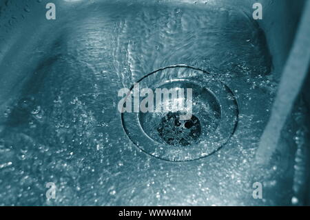 Wasserdurchfluss in den Abfluss in der Küche Stockfoto