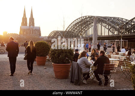 Personen, die vor dem Kölner Dom, Köln, Rheinland, Nordrhein-Westfalen, Deutschland, Europa Stockfoto