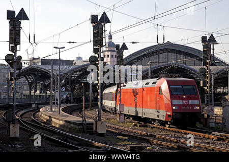 Zug am Hauptbahnhof Köln, Köln, Rheinland, Nordrhein-Westfalen, Deutschland, Europa Stockfoto