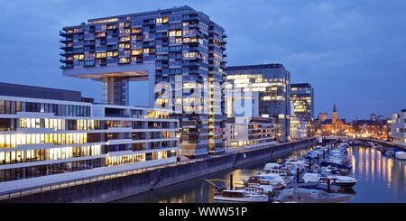 Gebäude Kranhaeuser im Hafen Rheinauhafen am Abend, Köln, Rheinland, Deutschland, Europa Stockfoto