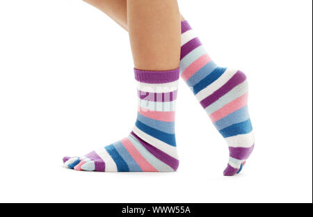 schöne Beine in lustige Socken in weiß Stockfoto