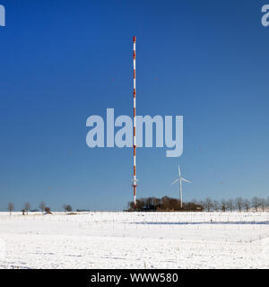 Sender Mast und Windrad im Winter Landschaft, Leichlingen, Nordrhein-Westfalen, Deutschland Stockfoto