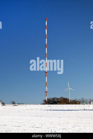 Sender Mast und Windrad im Winter Landschaft, Leichlingen, Nordrhein-Westfalen, Deutschland Stockfoto