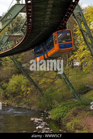 Schwebebahn über dem Fluss Wupper, Wuppertal, Bergisches Land, Nordrhein-Westfalen, Deutschland Stockfoto