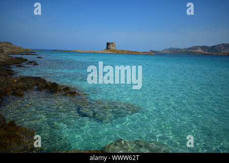 Ein ruhiger und ruhiger Hafen mit einem blauen Himmel und viele Wolken Stockfoto