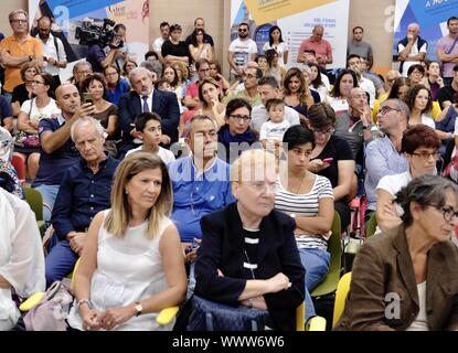 83 LEVANTE MESSE Großer Erfolg für Ezio Bosso am Fiera del Levante - Region Apulien Pavillon mit MICHELE EMILIANO (Saverio de Giglio/Fotogramma, Bari - 2019-09-15) p.s. La foto e 'utilizzabile nel rispetto del contesto in Cui e' Stata scattata, e senza intento diffamatorio del decoro delle Persone rappresentate Stockfoto