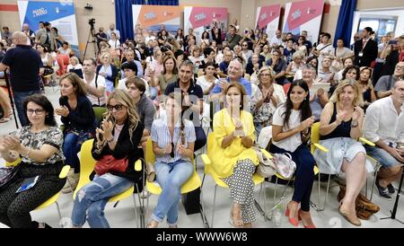 83 LEVANTE MESSE Großer Erfolg für Ezio Bosso am Fiera del Levante - Region Apulien Pavillon mit MICHELE EMILIANO (Saverio de Giglio/Fotogramma, Bari - 2019-09-15) p.s. La foto e 'utilizzabile nel rispetto del contesto in Cui e' Stata scattata, e senza intento diffamatorio del decoro delle Persone rappresentate Stockfoto