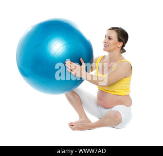 Schwangere Frau Übungen mit einem Gymnastik Ball isoliert auf weißem Hintergrund Stockfoto