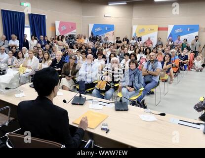 83 LEVANTE MESSE Großer Erfolg für Ezio Bosso am Fiera del Levante - Region Apulien Pavillon mit MICHELE EMILIANO (Saverio de Giglio/Fotogramma, Bari - 2019-09-15) p.s. La foto e 'utilizzabile nel rispetto del contesto in Cui e' Stata scattata, e senza intento diffamatorio del decoro delle Persone rappresentate Stockfoto