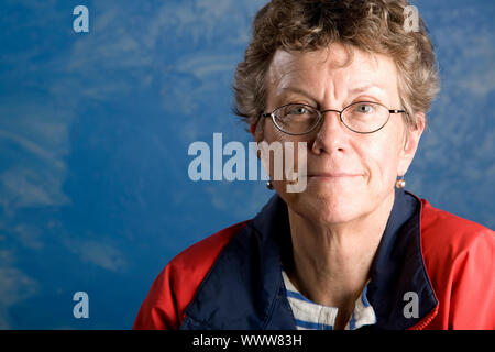 Portrait einer älteren Frau in ihrer Segel-Kleidung Stockfoto