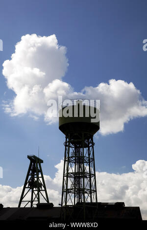 Kopfbedeckungen und Kühlturm der Zeche Lohberg, Dinslaken, Ruhrgebiet, Deutschland, Europa Stockfoto