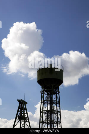 Kopfbedeckungen und Kühlturm der Zeche Lohberg, Dinslaken, Ruhrgebiet, Deutschland, Europa Stockfoto