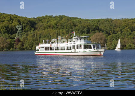 Boote auf der Baldeneysee mit fördergerüst, Essen, Ruhrgebiet, Nordrhein-Westfalen, Deutschland, Europa Stockfoto